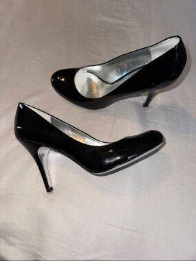 Jessica Simpson - Black Patent Leather Heel